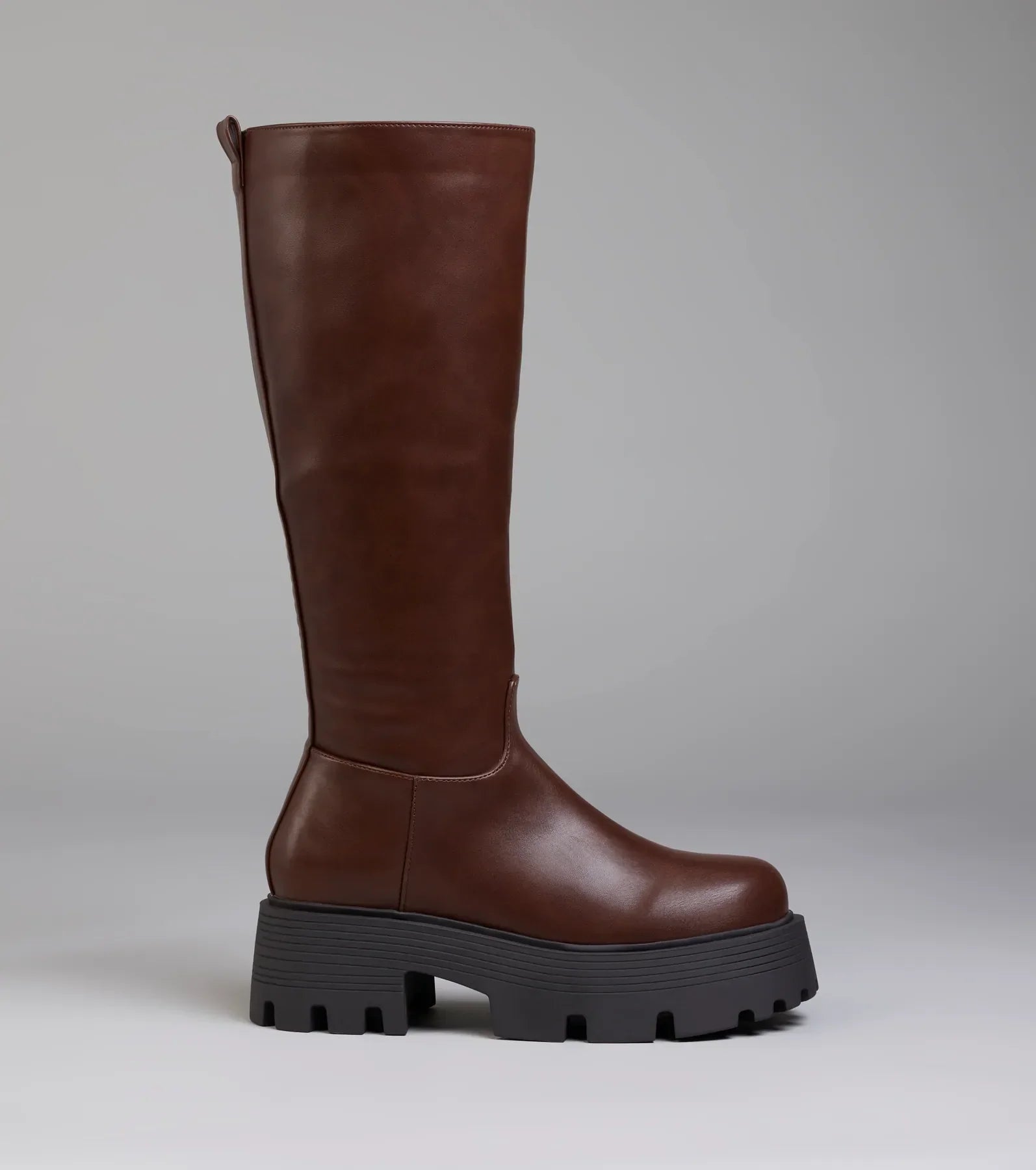 Style made simple with the Edgy Essential Platform Lug Boots in brown, trendy women’s shoes that take your outfit from basic to bold in one step.