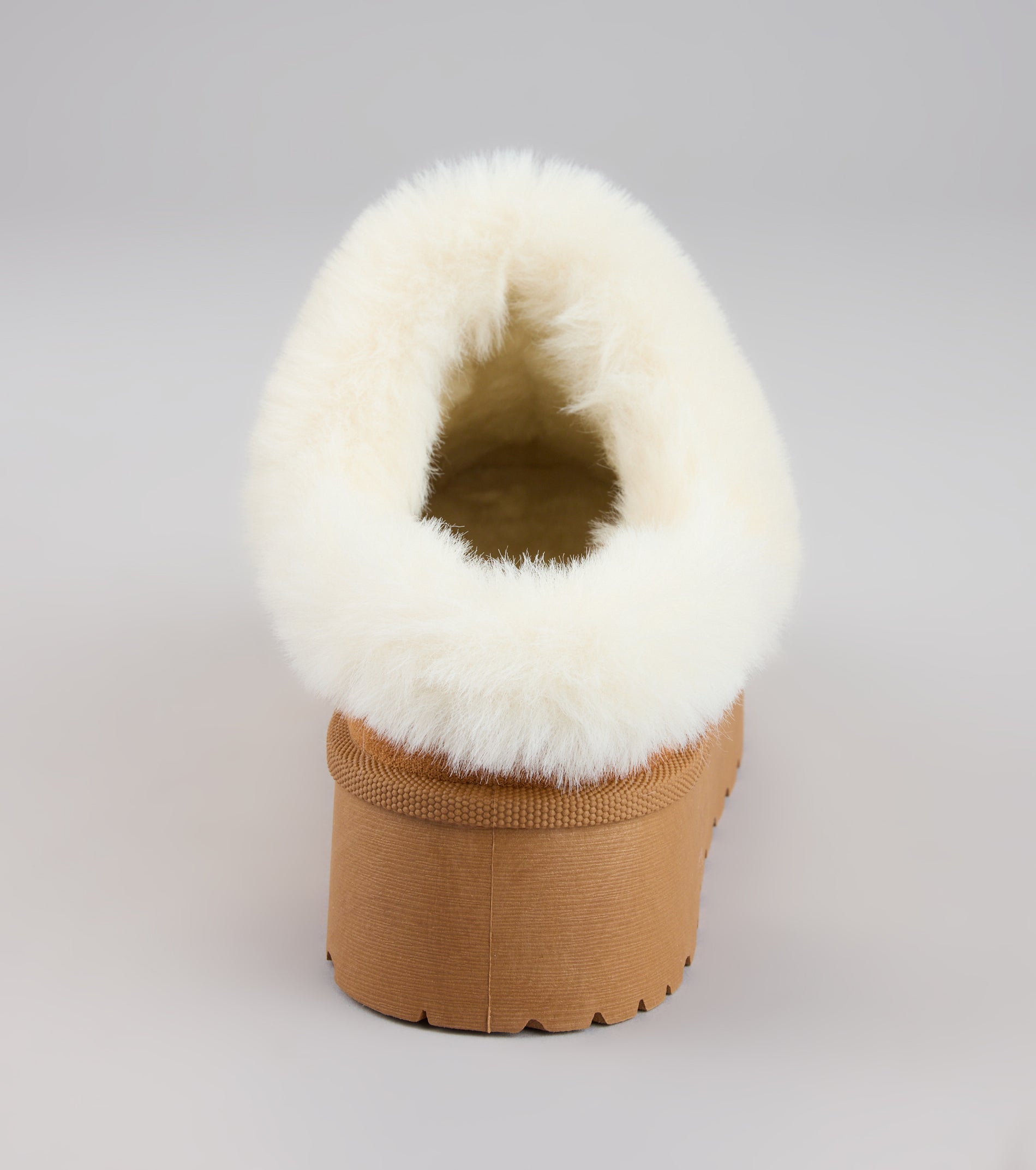 This tan piece brings trend-right energy to the Cozy Girl Platform Faux Fur Slippers, perfect for fall outfits that stand out.
