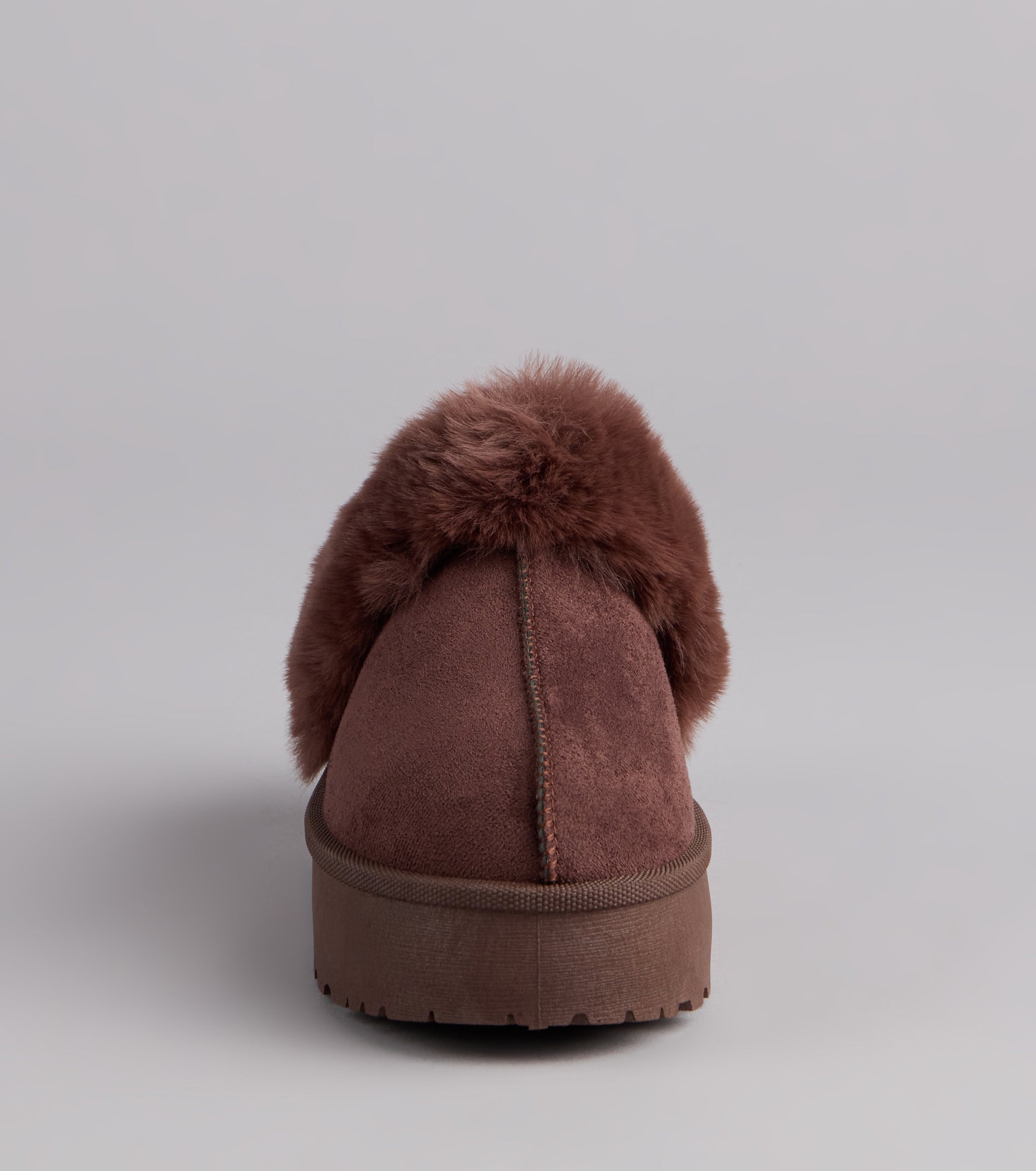 This piece brings trend-right energy to the Cozy Girl Platform Faux Fur Slippers, perfect for fall outfits that stand out.