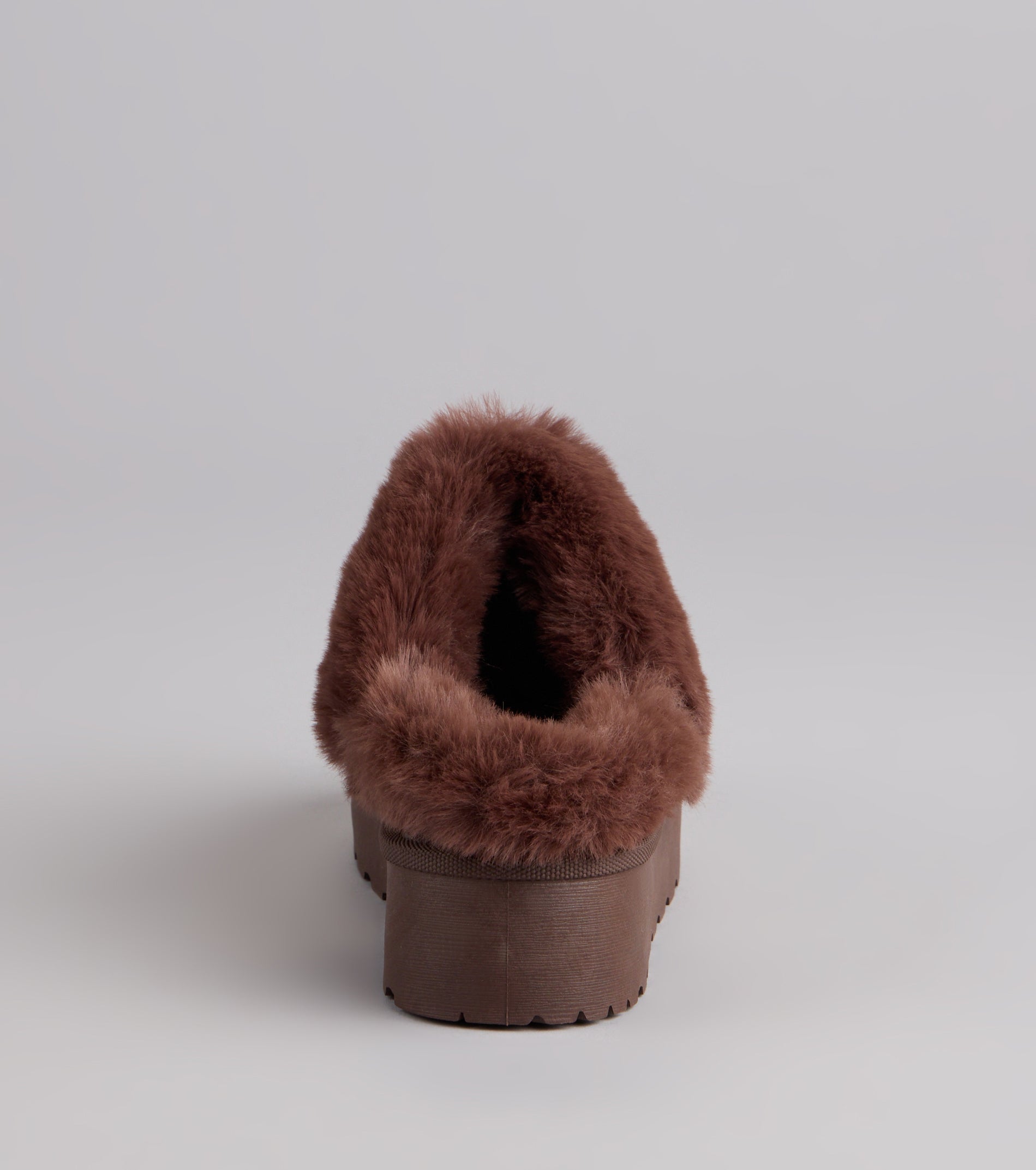 This piece brings trend-right energy to the Cozy Girl Platform Faux Fur Slippers, perfect for fall outfits that stand out.